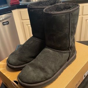 Ladies Classic Short Uggs-Size 9